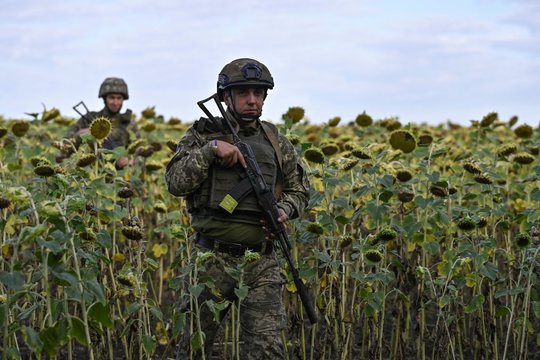 Ukrainai patiriant vis didesnį spaudimą – naujas įstatymas: tarnauti galės ir vyresnio amžiaus žmonės