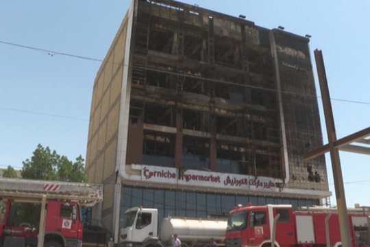 Tragiškas gaisras Irako prekybos centre nusinešė 61 gyvybę: dalis užduso tualetuose, rasti ir apanglėję kūnai