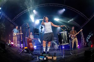 „Biplan“ pradėjo vasaros koncertus: programoje geriausios vasaros dainos