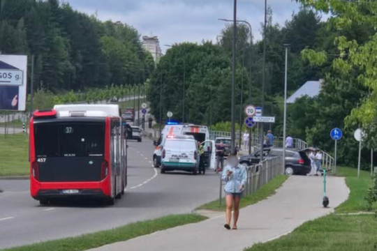 Kaune automobilis partrenkė dviratininkę