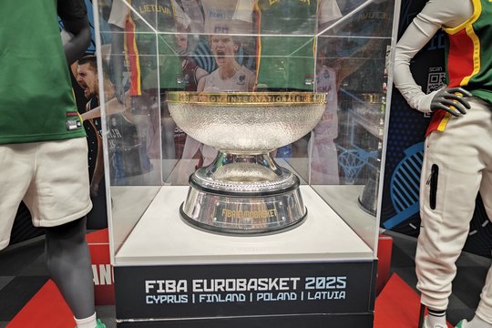 Šalia „EuroBasket“ trofėjaus atsidūręs K. Lavrinovičius įvardijo, kas jį galėtų pakeisti televizijos laidoje ir linkėjo rinktinei 2003-iųjų dvasios