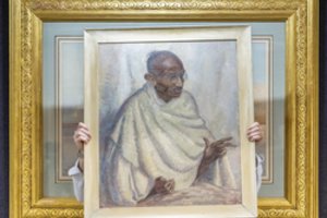 Aukcione Londone už daugiau kaip 150 000 svarų parduotas retas M. Gandhi portretas