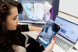 Atiduoda viską ir tik vėliau supranta, kas įvyko: pasakė, kaip pinigai akimirksniu atsiduria sukčių sąskaitose