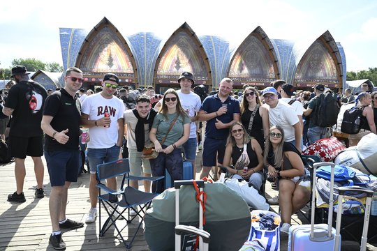 Neišgąsdino net gaisras: į „Tomorrowland“ plūsta tūkstančiai pasipuošusių festivaliautojų