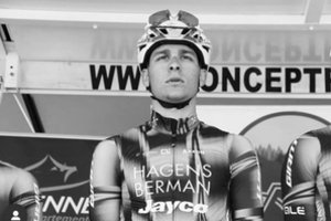 Mirtis lenktynėse Italijoje – kritęs 19-metis dviratininkas galva atsitrenkė į namo vartus