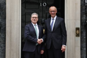 Vokietija ir JK pasirašė istorinę draugystės po „Brexito“ sutartį