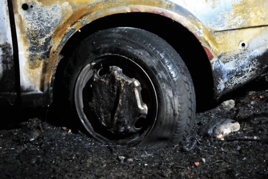 Kaune, automobilių pardavimo aikštelėje, sudegė „Mercedes-Benz“ – apgadinti dar du