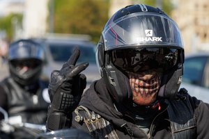 Automagistralėje – „Pragaro angelų“ baikerių išpuolis: sustabdė automobilį, jį apdaužė ir apspjaudė