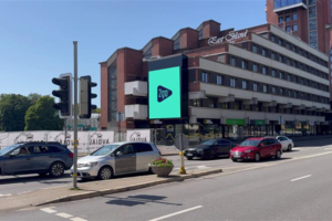 „2go“ lauko ekranų tinklą papildė dar viena ryški reklamos medija – lauko ekranas uostamiestyje