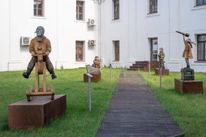 Kauno centre – sukrečiantis vaizdas: vaikai su ginklais ir užrištomis akimis