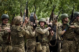 Skaudus incidentas Ukrainoje: karys per pratybas ėmė šaudyti savo vadus, du karininkai žuvo