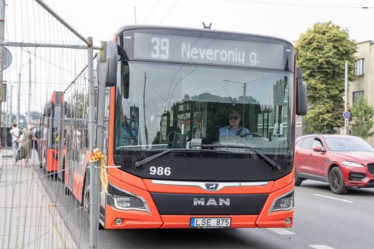 Kaunietė pakraupo pamačiusi, ką rodo ekranai autobuse: „Paaugliai krizendavo, šūkčiodavo“