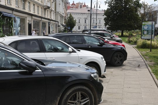 Brangęs parkingas Vilniuje jau smogė verslams: ypač sudėtinga padėtis senamiestyje