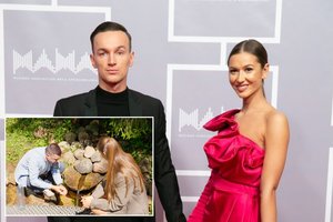 Ant vaisingumo akmens Rietave prisėdusi „Man-go“ narė G. Sruogiūtė rėžė: „Po metų čia sugrįžti turėčiau jau su pilvuku“