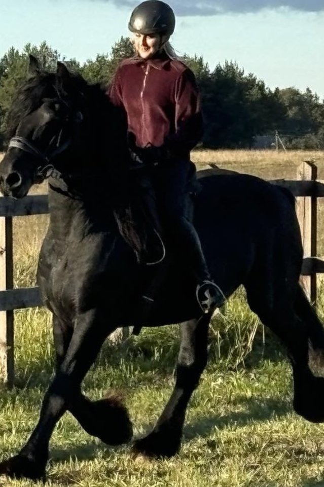 Sprendimą taupyti pensijai per gyvybės draudimą moteris priėmė pasikalbėjusi su savo asmenine „Allianz Lietuva“ finansų konsultante.<br>Asmeninio archyvo nuotr.