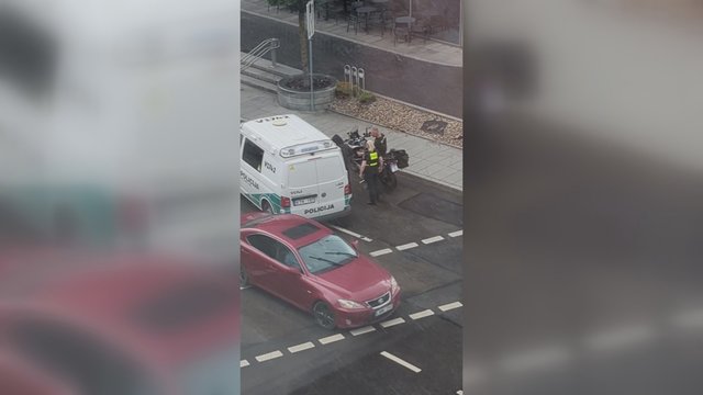 Nufilmavo neįprastą incidentą Vilniaus centre: pareigūnai už pakarpos sučiupo vairuotoją