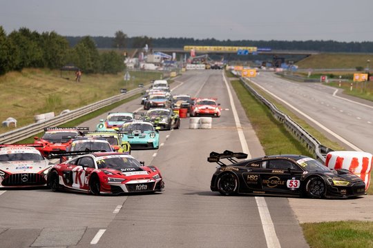 Palangoje startavo „Aurum 1006 km“ lenktynės: trasoje – greičio ir spalvų šou