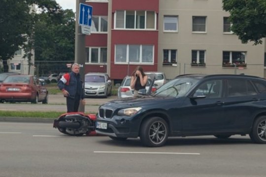 Kaune BMW susidūrė su motoroleriu – nesunkiai nukentėjo vienas žmogus