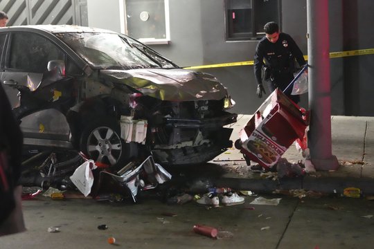 Los Andžele automobilis rėžėsi į minią: sužeista kelios dešimtys žmonių, dalies būklė kritinė