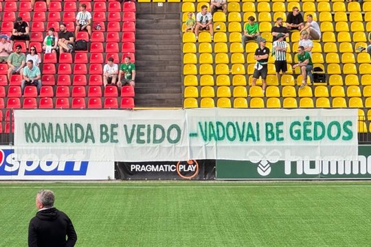„Žalgirio“ pergalė pažymėta sirgalių protestu prieš komandą