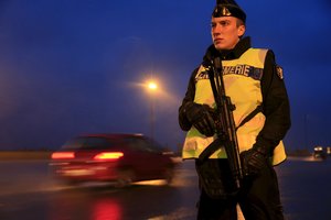 Košmaras greitkelyje: šimtas kaukėtų ir ginkluotų užpuolikų puolė automobilius ir policininkus