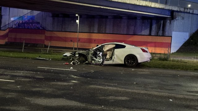 Siaubinga avarija sostinėje: po smūgio į viaduką du jaunuoliai gydomi reanimacijoje