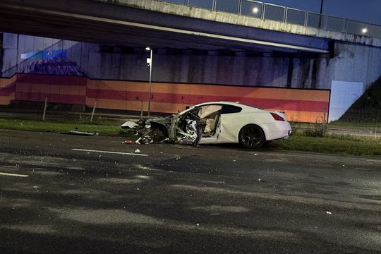 Siaubinga avarija sostinėje: po smūgio į viaduką du jaunuoliai gydomi reanimacijoje