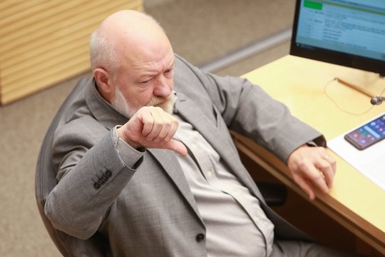 „Nelegalus Paluckas?“: dėl premjero teistumo ir dalyvavimo rinkimuose – E. Gentvilo klausimai