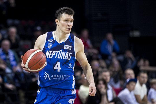 Žygimantas Janavičius kabina sportbačius ant vinies