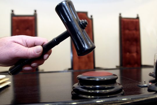 Prokuratūra į teismą perdavė dvi nužudymų bylas – į teisiamųjų suolą sės 21 metų moksleivis ir 35 metų moteris