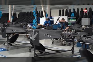 Rusai pademonstravo „Shahed“ dronų gamybą – surinkinėja ir šešiolikametės