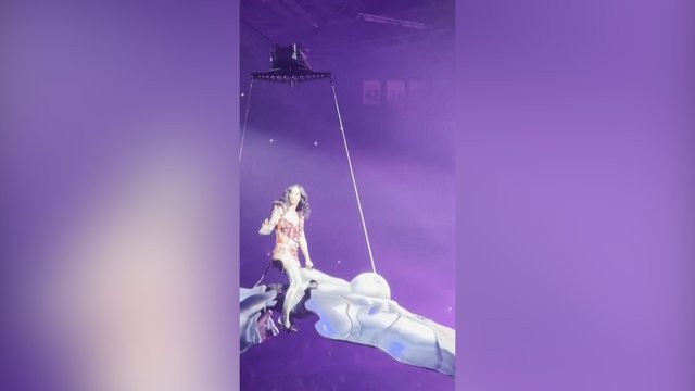 Per plauką nuo nelaimės: užfiksavo nesklandumus Katy Perry koncerte