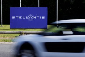 Dėl naujų JAV muitų ir įstatymų „Stellantis“ pirmąjį pusmetį patyrė 2,3 mlrd. eurų nuostolį
