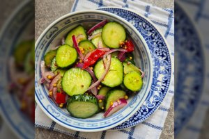 Mišrainė su naminiais saldžiarūgščiais agurkėliais: tinka greitam valgymui, nebūtina laukti kelias dienas