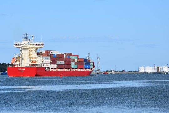 ES smarkiai išaugo krovininių laivų emisijų kiekis: kalti hučių išpuoliai