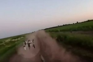 Neįtikėtini kadrai: Ukrainos specialiųjų pajėgų karys puolantį rusų droną numušė tiesiog ranka