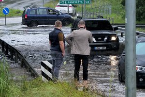 Tunelis virsta ežeru: kol valdininkai atsiprašinėja, po liūčių automobiliai toliau skęsta