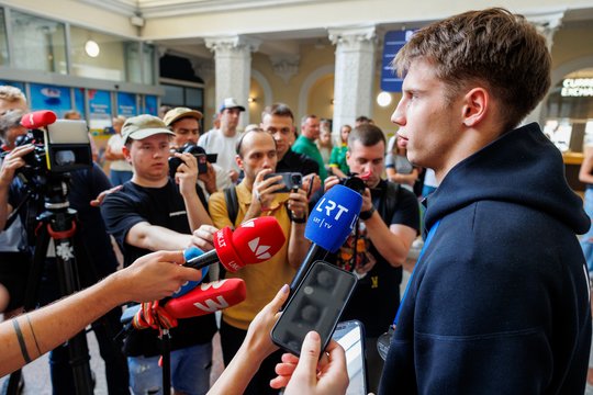 Pasigrožėkite: sidabro medaliais suspindę jaunieji Lietuvos krepšininkai grįžo į Europos čempionato