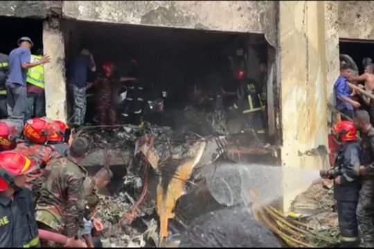 Tragedija Bangladeše – sudužo mokomasis lėktuvas: 19 žuvusių, daugiau nei 100 sužeistų