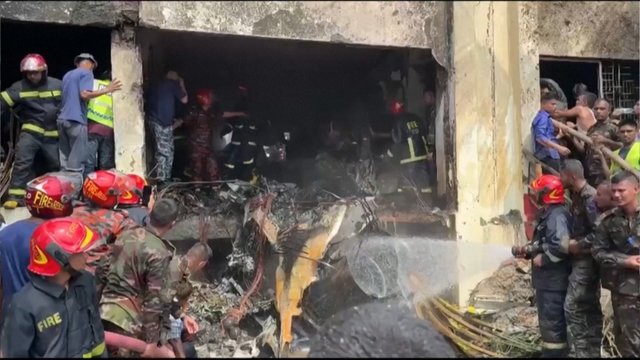 Tragedija Bangladeše – sudužo mokomasis lėktuvas: 19 žuvusių, daugiau nei 100 sužeistų