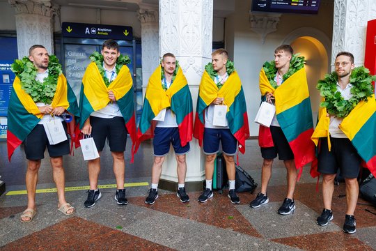 Sutiktuvių akimirkos: auksu pasidabinusi rinktinė grįžo iš universiados