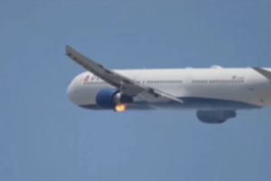 Amerikoje lėktuvui teko leistis avariniu būdu – kylant užsidegė vienas iš variklių