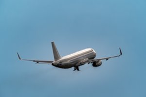 Girtas vilnietis į Amsterdamą neišskrido: orlaivio kapitonas atsisakė skraidinti, vyrą iš oro uosto išsivežė policija