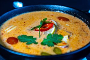 ​Skaniausia tailandietiška sriuba su krevetėmis: soti ir šildanti