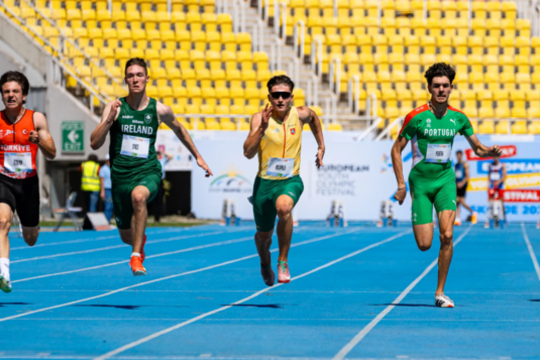 Pirmoji EJOF diena: sportininkai kovojo ne tik su varžovais, bet ir su plieskiančiu karščiu