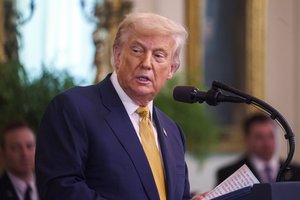 Baltieji rūmai dėl publikuoto straipsnio neleis WSJ lydėti D. Trumpą kelionės į Škotiją metu