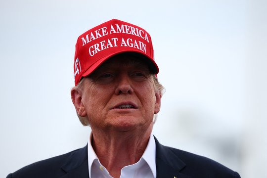 JAV komikas S. Colbertas kandžiai atsikirto į D. Trumpo pajuokas