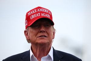 JAV komikas S. Colbertas kandžiai atsikirto į D. Trumpo pajuokas