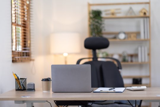 Išmanus šiuolaikinio biuro baldas, kuris – svarbesnis nei stalas