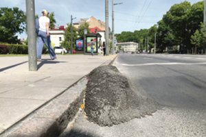 Neatlaikė nei asfaltas, nei nervai: Kauno gatvėse – pavojingos duobės